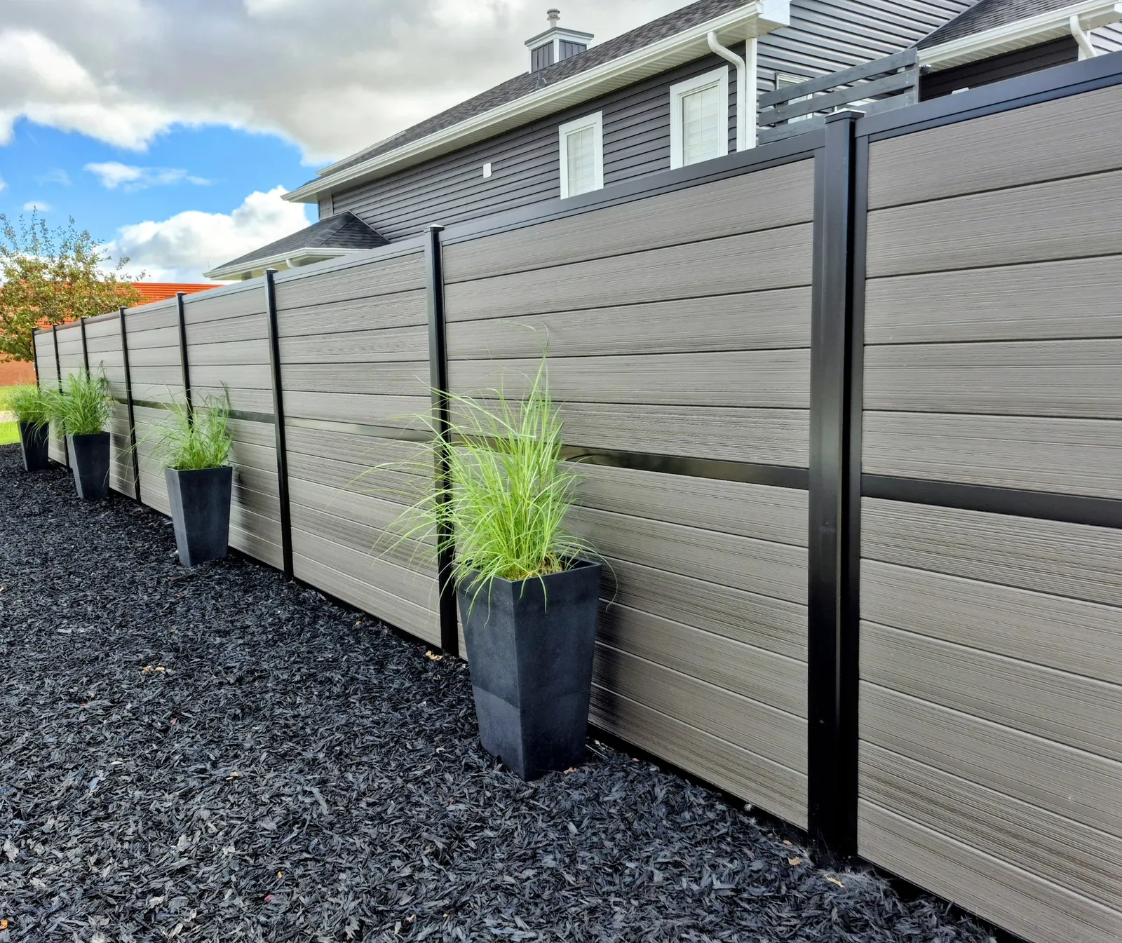 Close view of Karbon Premium boards between black aluminum posts