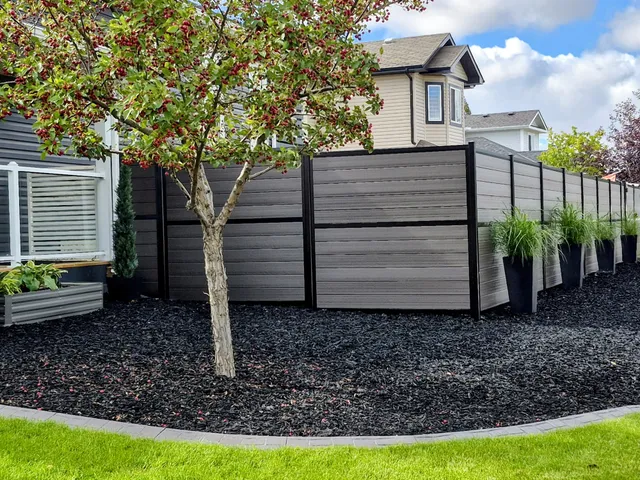 Karbon Premium horizontal fence in grey