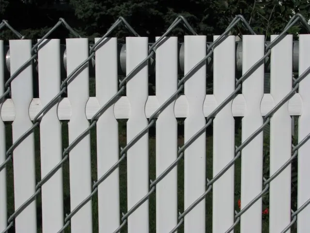 Top Locking privacy slats, white