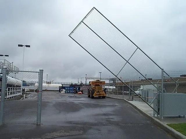 Vertical pivot gate at an industrial entrance