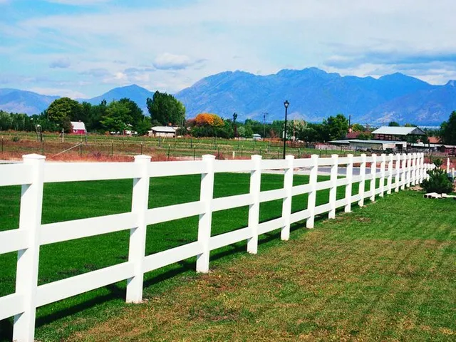 Three rail ranch vinyl fence