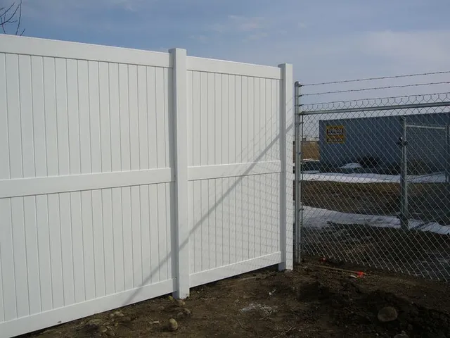 Vinyl fence with chain link