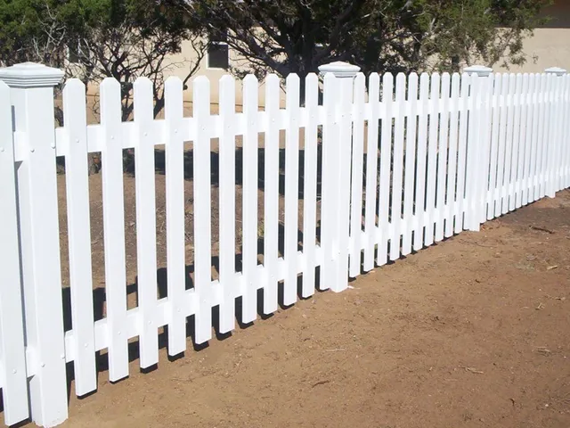 Colonial picket vinyl fence