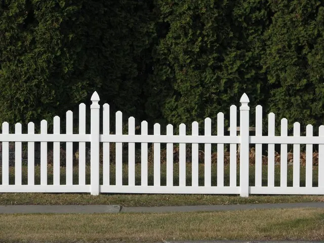 Colonial picket vinyl fence
