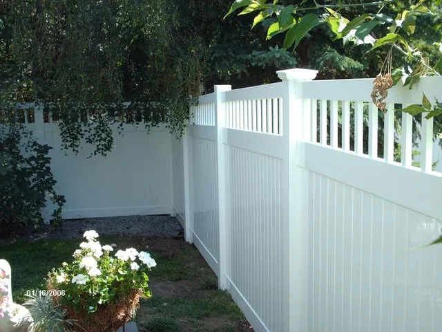 Estate vinyl fence, white