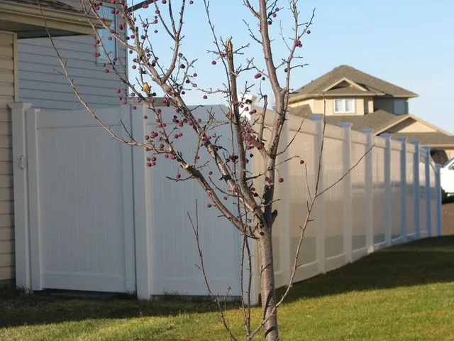 Sentry full privacy vinyl, white